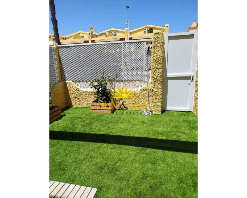 3 Zimmer Haus zu vermieten in Torrevieja mit Pool - 1.100 € (Ref: 9111026)