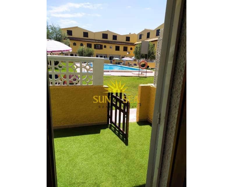 3 Zimmer Haus zu vermieten in Torrevieja mit Pool - 1.100 € (Ref: 9111026)