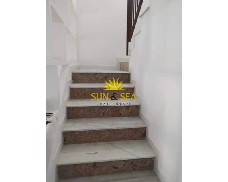 3 Zimmer Haus zu vermieten in Torrevieja mit Pool - 1.100 € (Ref: 9111026)