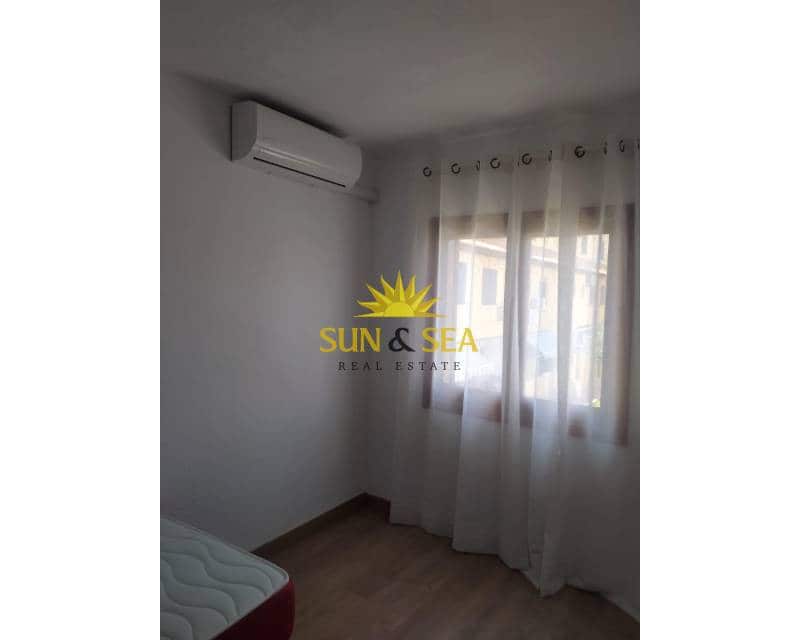 3 Zimmer Haus zu vermieten in Torrevieja mit Pool - 1.100 € (Ref: 9111026)