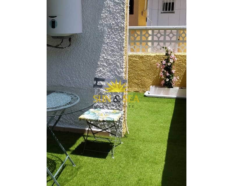 3 Zimmer Haus zu vermieten in Torrevieja mit Pool - 1.100 € (Ref: 9111026)