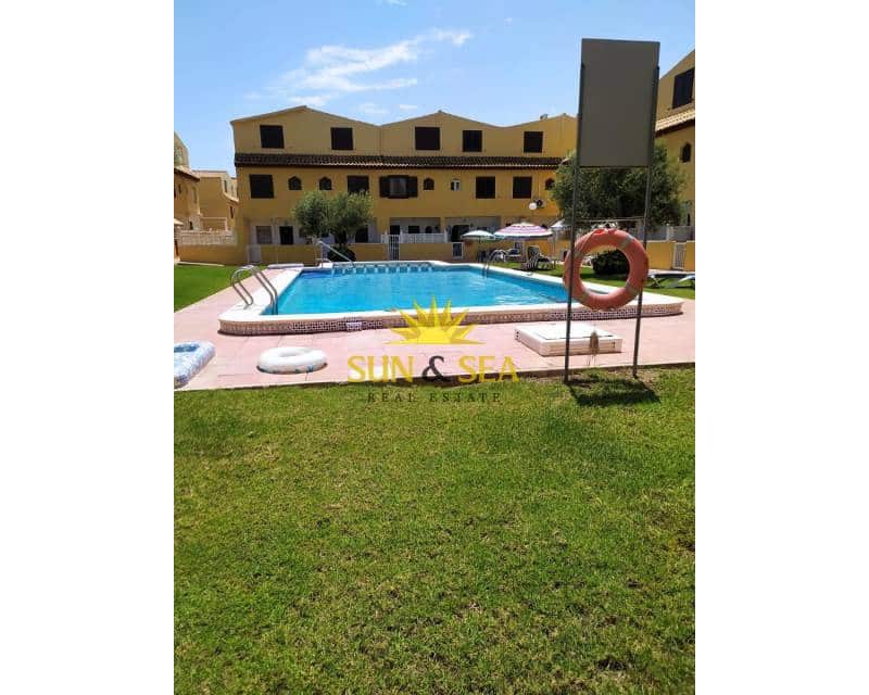 3 Zimmer Haus zu vermieten in Torrevieja mit Pool - 1.100 € (Ref: 9111026)