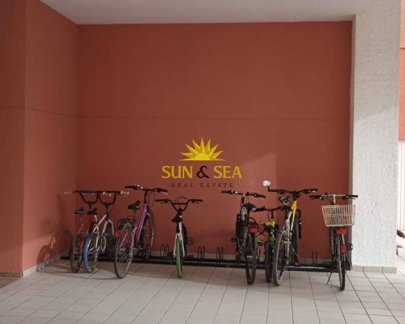 3 sovrum Lägenhet att hyra i La Manga del Mar Menor med pool garage - 1 000 € (Ref: 9127248)