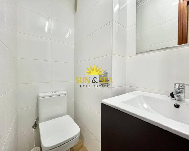 Apartamento de 3 habitaciones en Torrevieja en venta con piscina garaje - 250.000 € (Ref: 9137516)