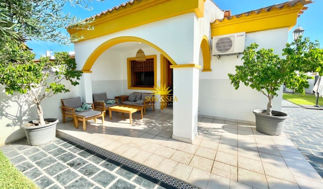 3 soveværelse Villa til leje i Torre de la Horadada med garage - € 800 (Ref: 9138495)