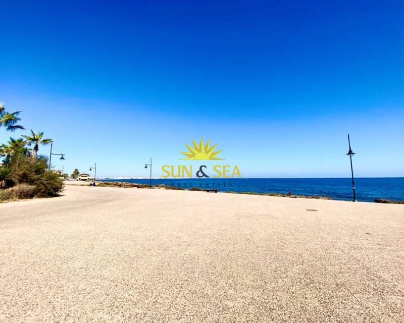 3 soveværelse Lejlighed til leje i Punta Prima med swimmingpool garage - € 1.500 (Ref: 9142461)