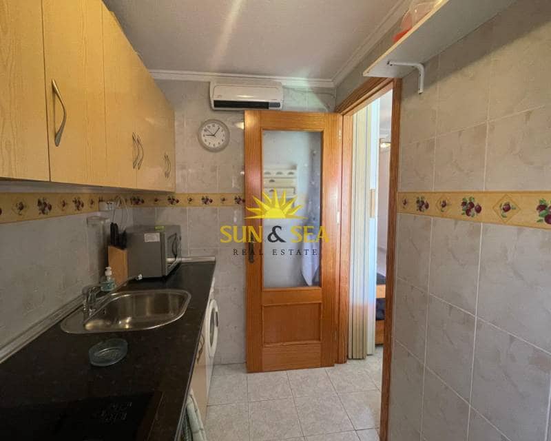 1 soverom Penthouse til leie i Torrevieja med svømmebasseng garasje - € 870 (Ref: 9144262)