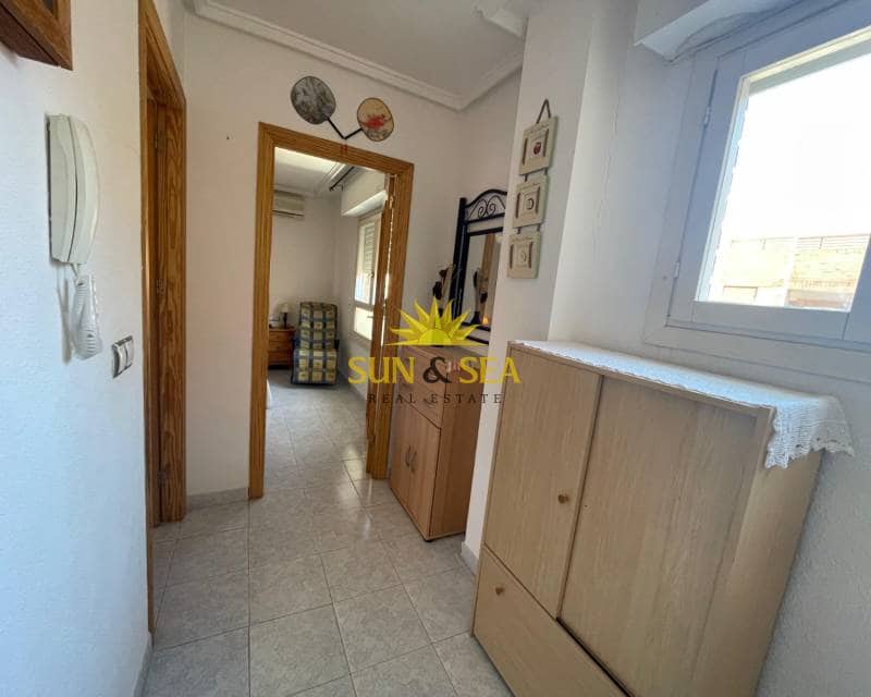 1 soverom Penthouse til leie i Torrevieja med svømmebasseng garasje - € 870 (Ref: 9144262)