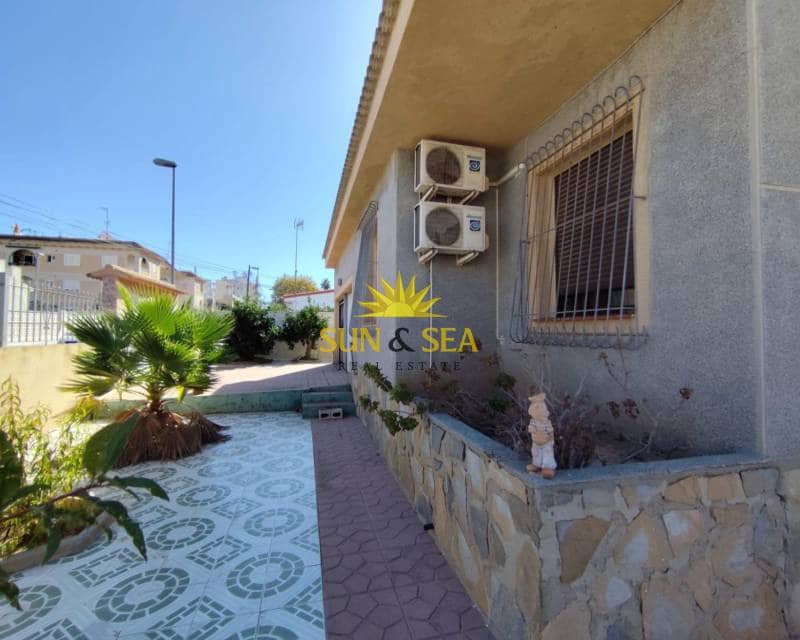 4 bedroom Villa for sale in Torrevieja with garage - € 330,000 (Ref: 9150738)