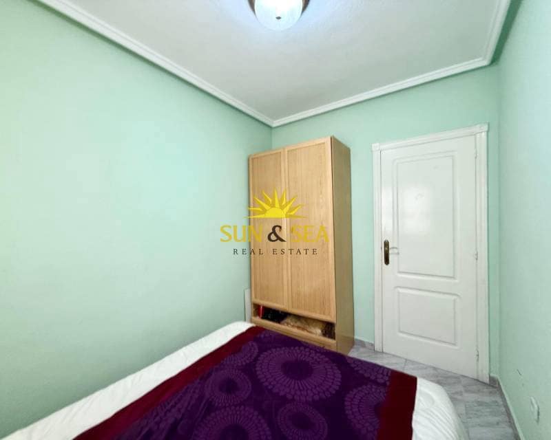 3 makuuhuone Kattohuoneisto vuokrattavana paikassa Torrevieja mukana 
autotalli - 850 € (Ref: 9187275)