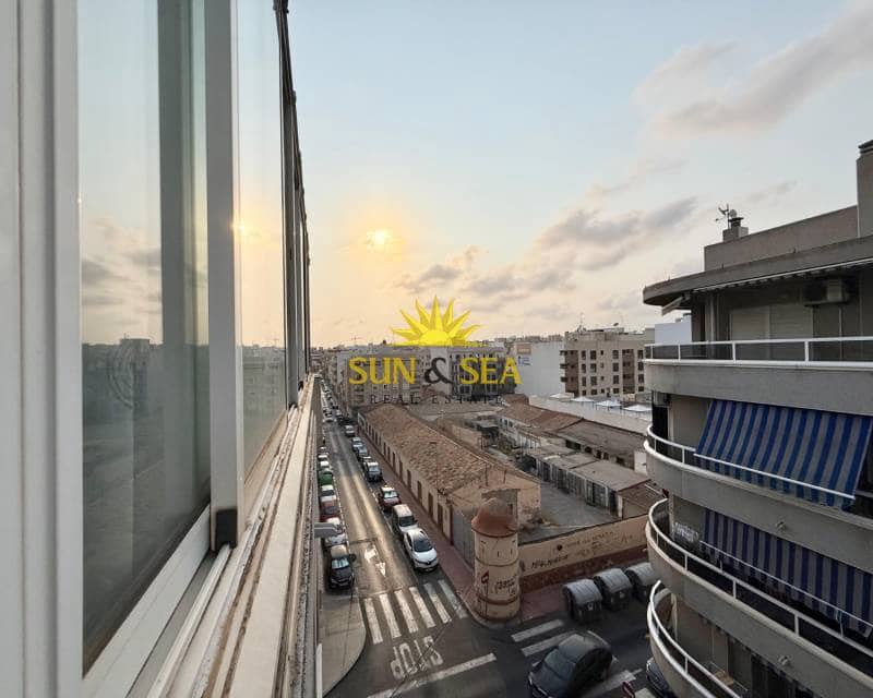 3 makuuhuone Kattohuoneisto vuokrattavana paikassa Torrevieja mukana 
autotalli - 850 € (Ref: 9187275)