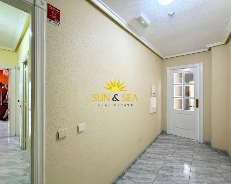 3 makuuhuone Kattohuoneisto vuokrattavana paikassa Torrevieja mukana 
autotalli - 850 € (Ref: 9187275)