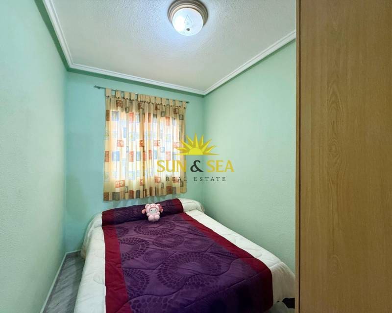 3 makuuhuone Kattohuoneisto vuokrattavana paikassa Torrevieja mukana 
autotalli - 850 € (Ref: 9187275)