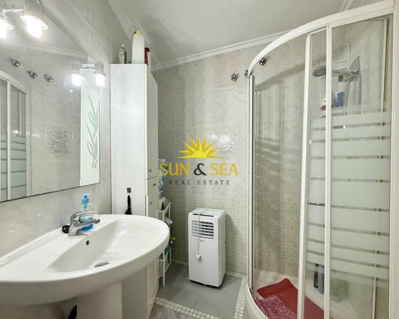 3 makuuhuone Kattohuoneisto vuokrattavana paikassa Torrevieja mukana 
autotalli - 850 € (Ref: 9187275)