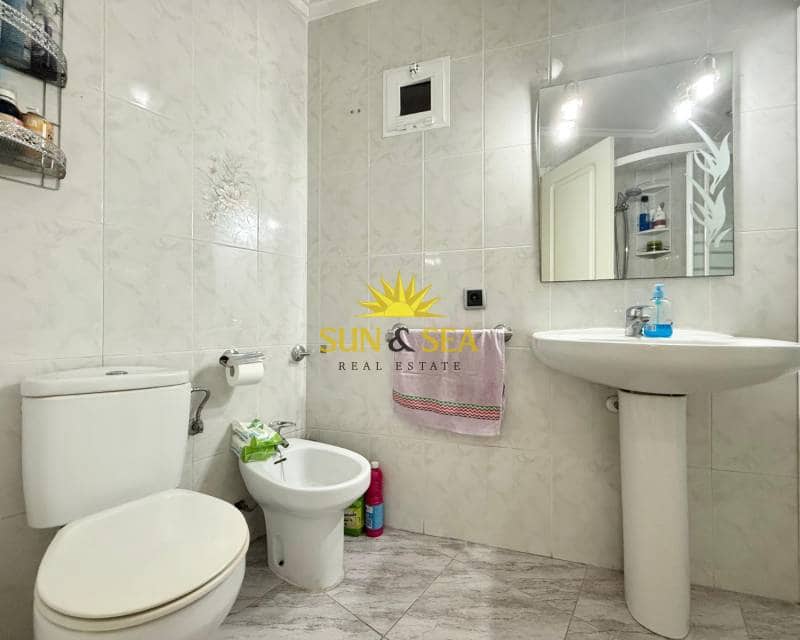 3 makuuhuone Kattohuoneisto vuokrattavana paikassa Torrevieja mukana 
autotalli - 850 € (Ref: 9187275)