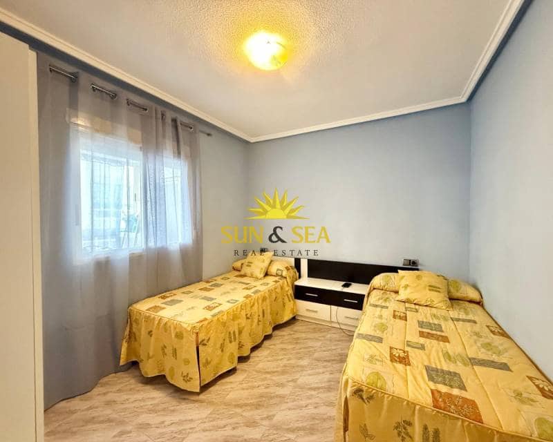 3 makuuhuone Kattohuoneisto vuokrattavana paikassa Torrevieja mukana 
autotalli - 850 € (Ref: 9187275)