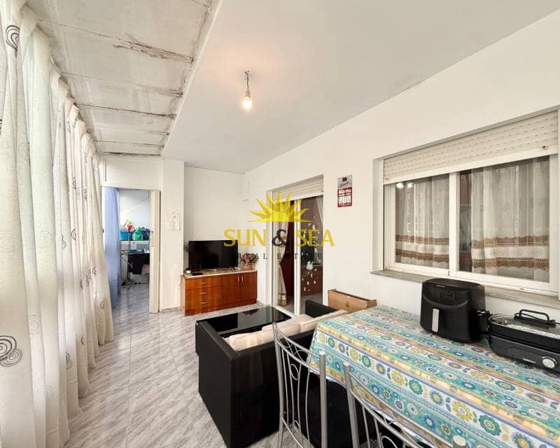 3 makuuhuone Kattohuoneisto vuokrattavana paikassa Torrevieja mukana 
autotalli - 850 € (Ref: 9187275)