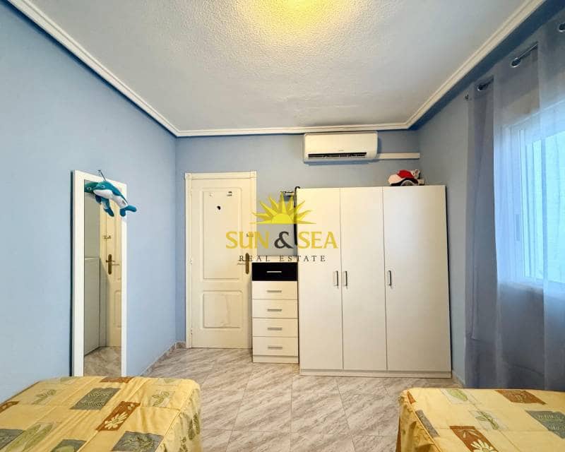 3 makuuhuone Kattohuoneisto vuokrattavana paikassa Torrevieja mukana 
autotalli - 850 € (Ref: 9187275)