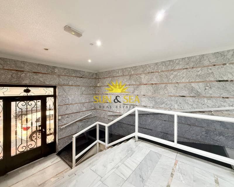 3 makuuhuone Kattohuoneisto vuokrattavana paikassa Torrevieja mukana 
autotalli - 850 € (Ref: 9187275)