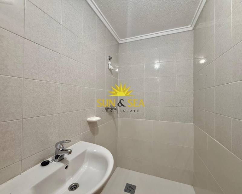 3 soveværelse Lejlighed til leje i Torrevieja - € 800 (Ref: 9187278)