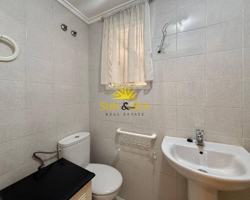 3 soveværelse Lejlighed til leje i Torrevieja - € 800 (Ref: 9187278)