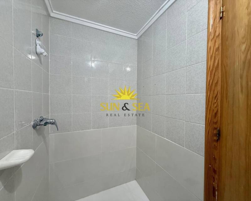 3 soveværelse Lejlighed til leje i Torrevieja - € 800 (Ref: 9187278)