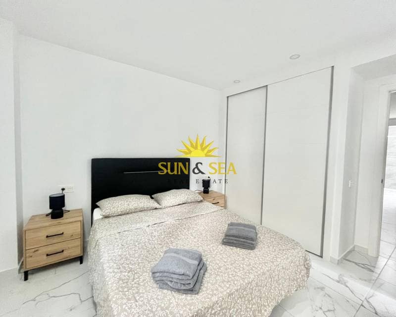 2 soveværelse Lejlighed til leje i Torrevieja med swimmingpool - € 1.300 (Ref: 9234933)