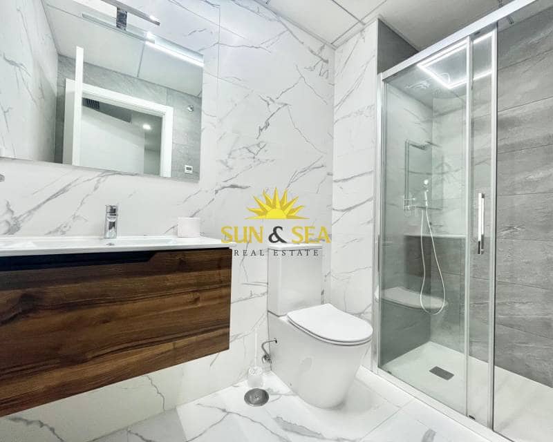 2 soveværelse Lejlighed til leje i Torrevieja med swimmingpool - € 1.300 (Ref: 9234933)