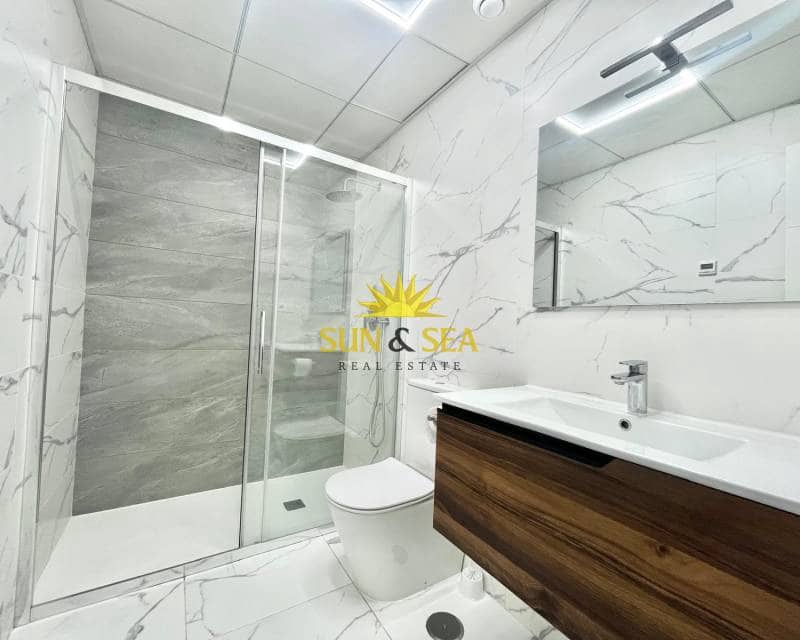 2 soveværelse Lejlighed til leje i Torrevieja med swimmingpool - € 1.300 (Ref: 9234933)