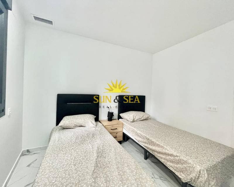 2 soveværelse Lejlighed til leje i Torrevieja med swimmingpool - € 1.300 (Ref: 9234933)