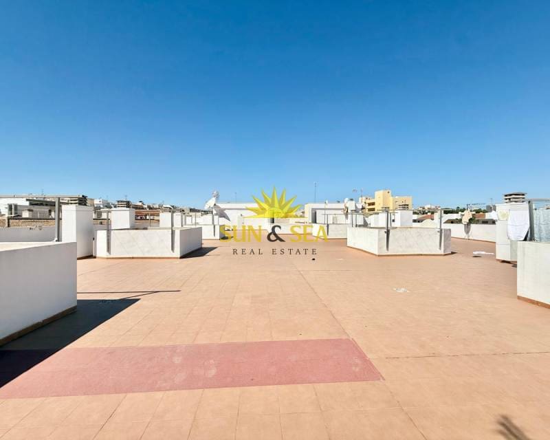 2 soveværelse Penthouse til leje i Torrevieja med garage - € 800 (Ref: 9239328)