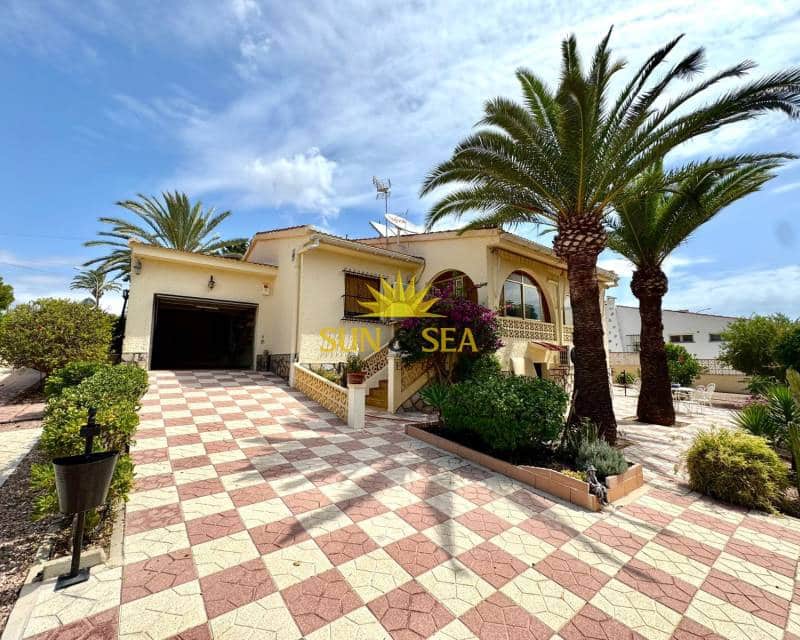 3 soveværelse Villa til leje i Ciudad Quesada med swimmingpool garage - € 2.000 (Ref: 9261984)