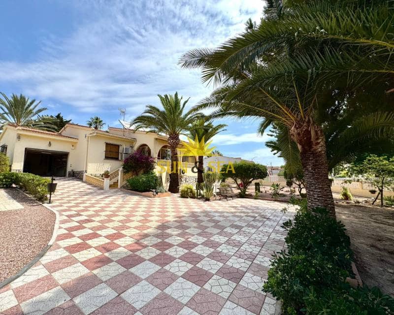 3 soveværelse Villa til leje i Ciudad Quesada med swimmingpool garage - € 2.000 (Ref: 9261984)