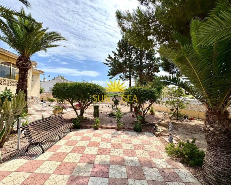 3 soveværelse Villa til leje i Ciudad Quesada med swimmingpool garage - € 2.000 (Ref: 9261984)