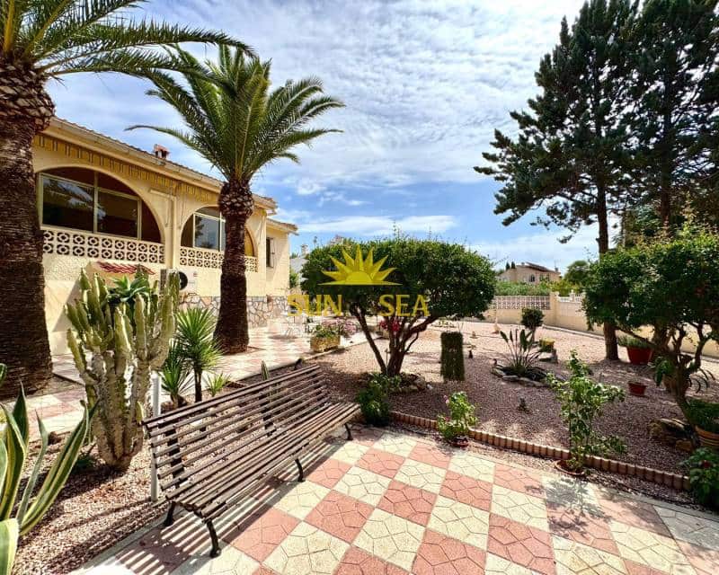 3 soveværelse Villa til leje i Ciudad Quesada med swimmingpool garage - € 2.000 (Ref: 9261984)