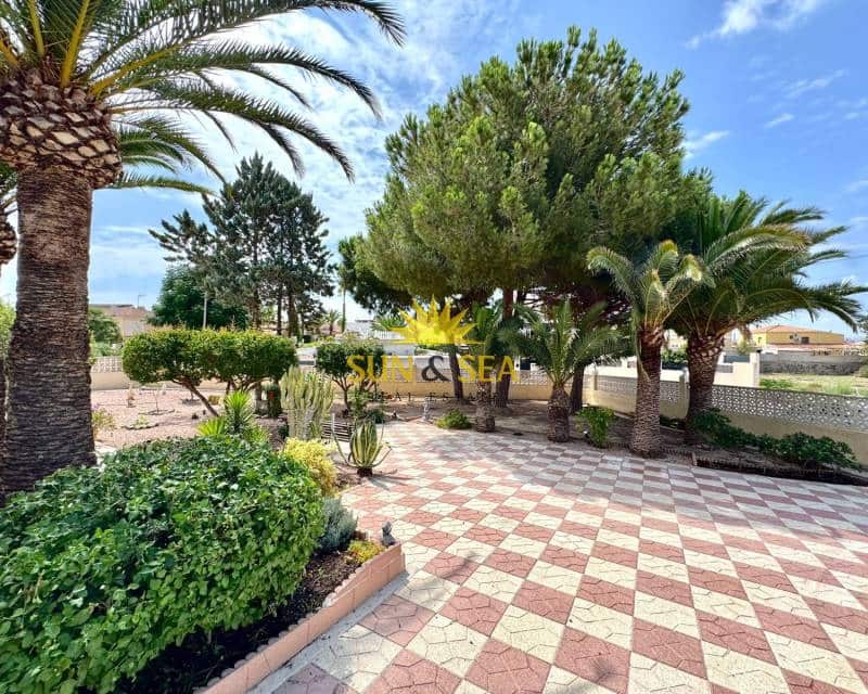 3 soveværelse Villa til leje i Ciudad Quesada med swimmingpool garage - € 2.000 (Ref: 9261984)