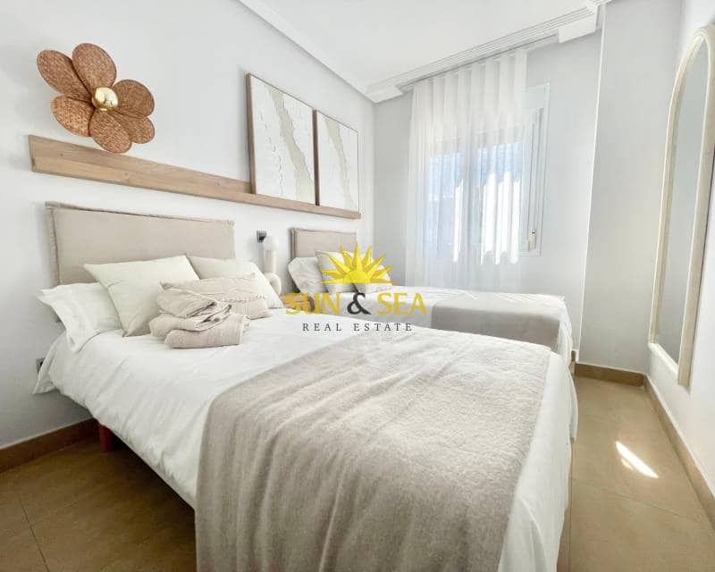 2 soveværelse Penthouse til leje i Los Alcazares med swimmingpool - € 800 (Ref: 9294003)