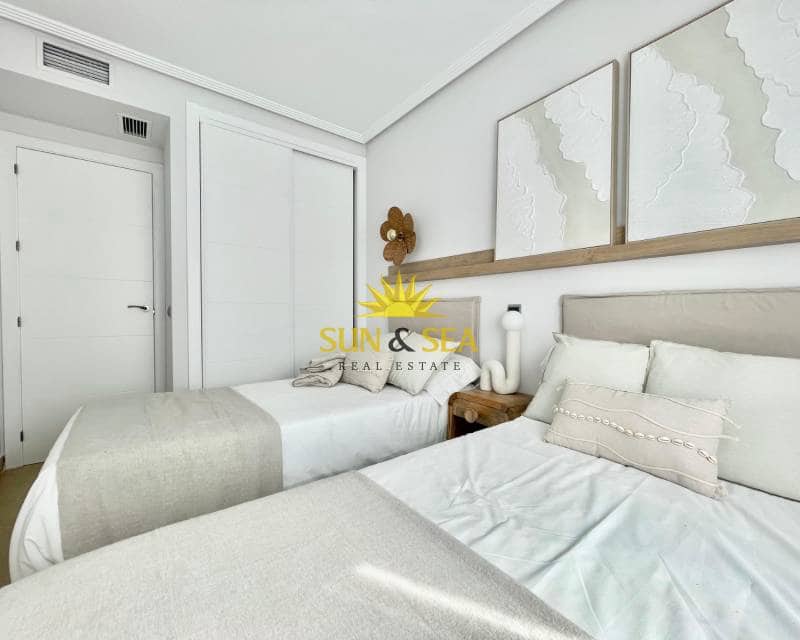 2 soveværelse Penthouse til leje i Los Alcazares med swimmingpool - € 800 (Ref: 9294003)