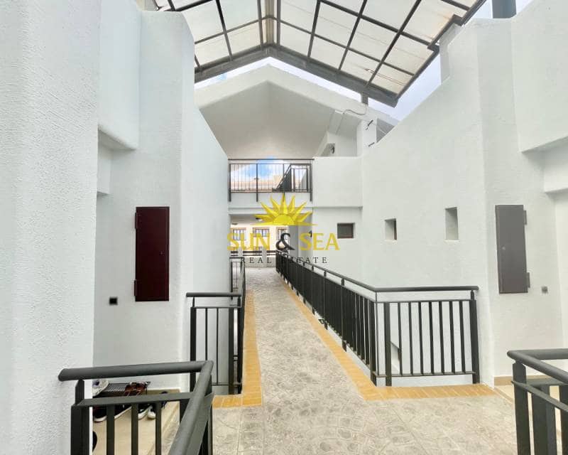 2 soveværelse Penthouse til leje i Los Alcazares med swimmingpool - € 800 (Ref: 9294003)