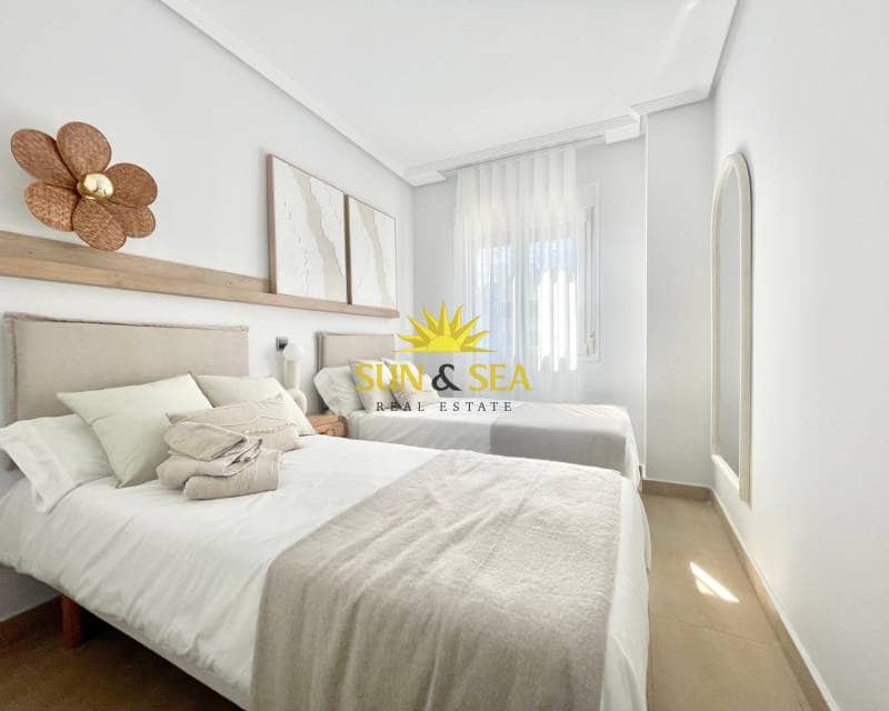 2 bedroom Penthouse for rent in Los Alcazares with pool - € 800 (Ref: 9294004)