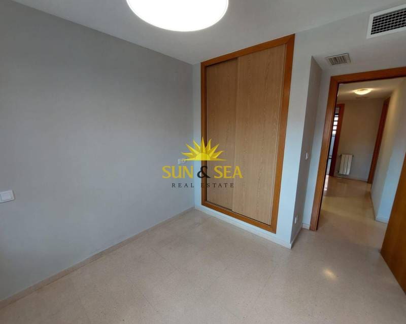 4 soveværelse Lejlighed til leje i Alicante by med swimmingpool garage - € 1.600 (Ref: 9307132)