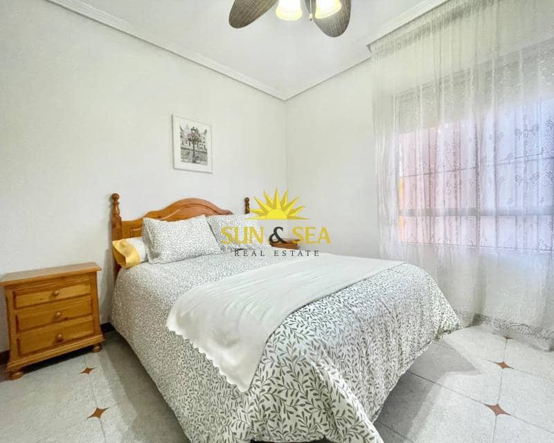 3 bedroom Penthouse for rent in Torrevieja - € 750 (Ref: 9328637)