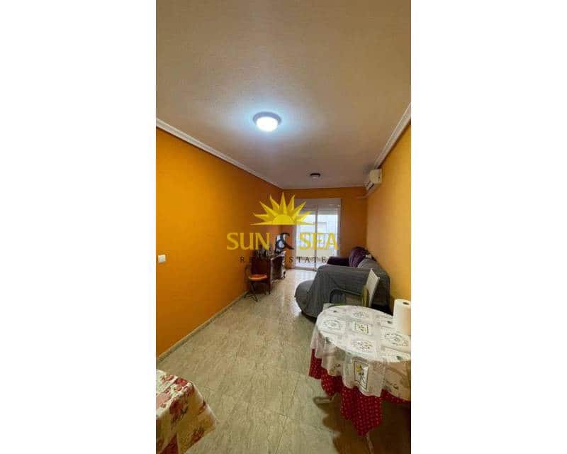 Apartamento de 2 habitaciones en Torrevieja en venta - 130.000 € (Ref: 9331045)