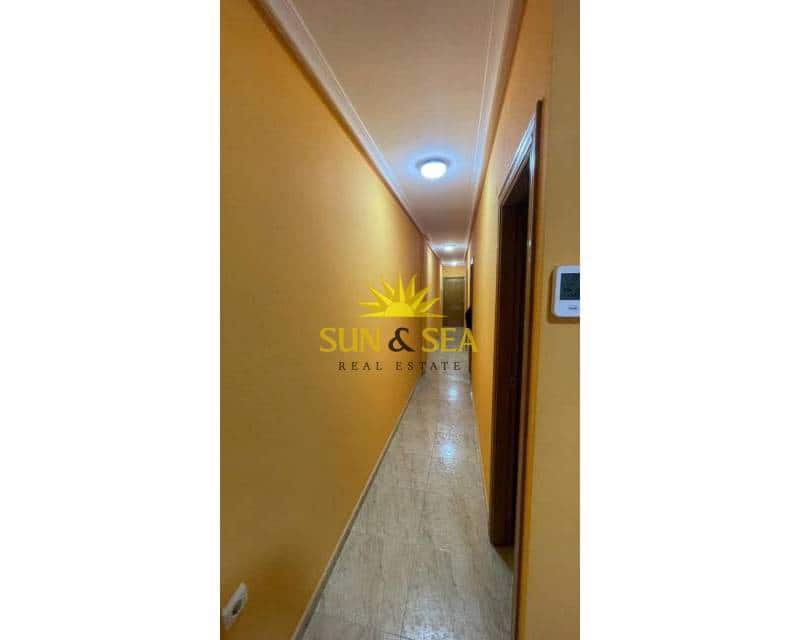 Apartamento de 2 habitaciones en Torrevieja en venta - 130.000 € (Ref: 9331045)