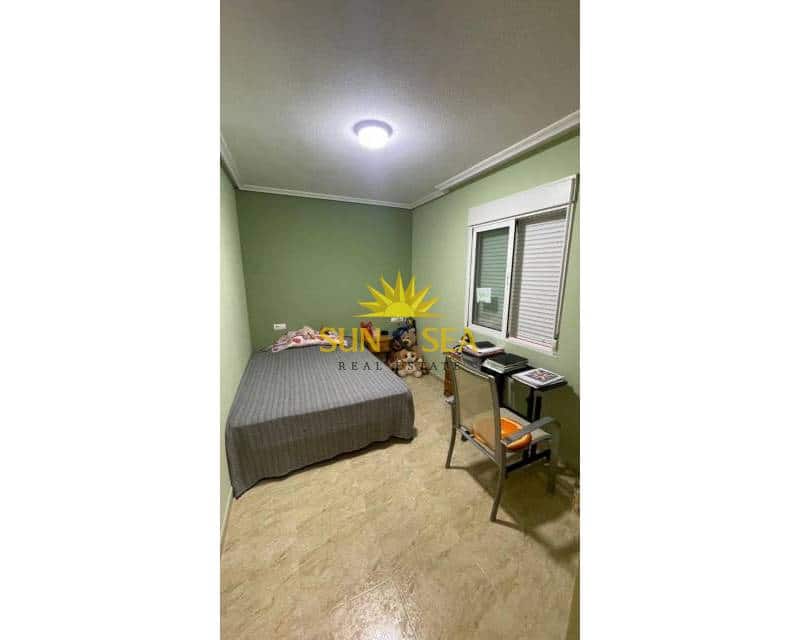 Apartamento de 2 habitaciones en Torrevieja en venta - 130.000 € (Ref: 9331045)