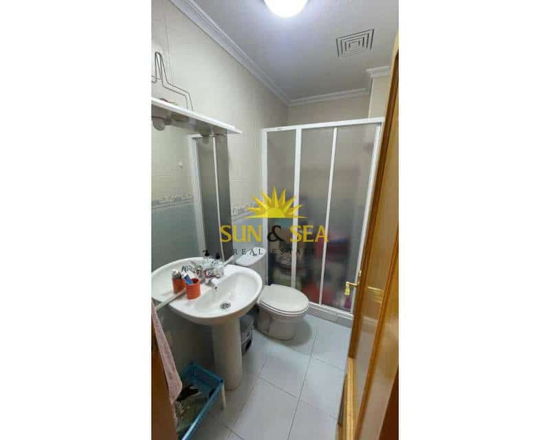 Apartamento de 2 habitaciones en Torrevieja en venta - 130.000 € (Ref: 9331045)