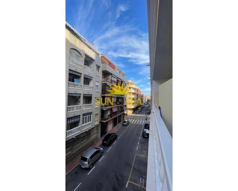 Apartamento de 2 habitaciones en Torrevieja en venta - 130.000 € (Ref: 9331045)