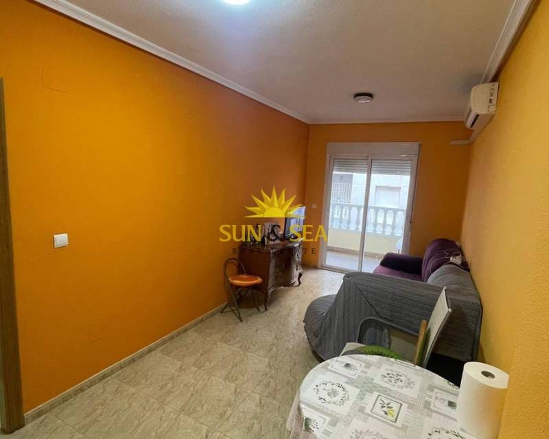 Apartamento de 2 habitaciones en Torrevieja en venta - 130.000 € (Ref: 9331045)