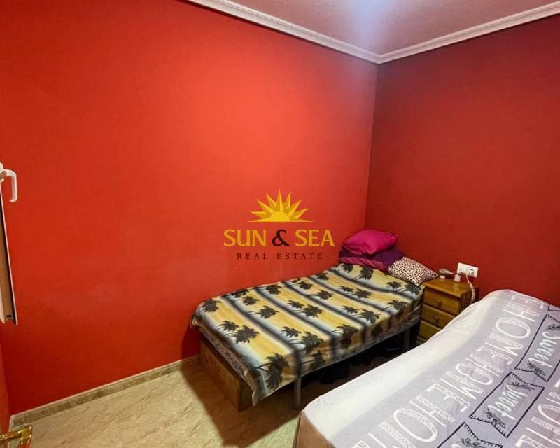 Apartamento de 2 habitaciones en Torrevieja en venta - 130.000 € (Ref: 9331045)