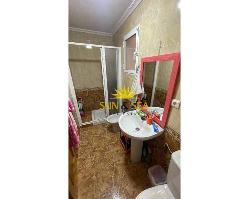 Apartamento de 2 habitaciones en Torrevieja en venta - 130.000 € (Ref: 9331045)